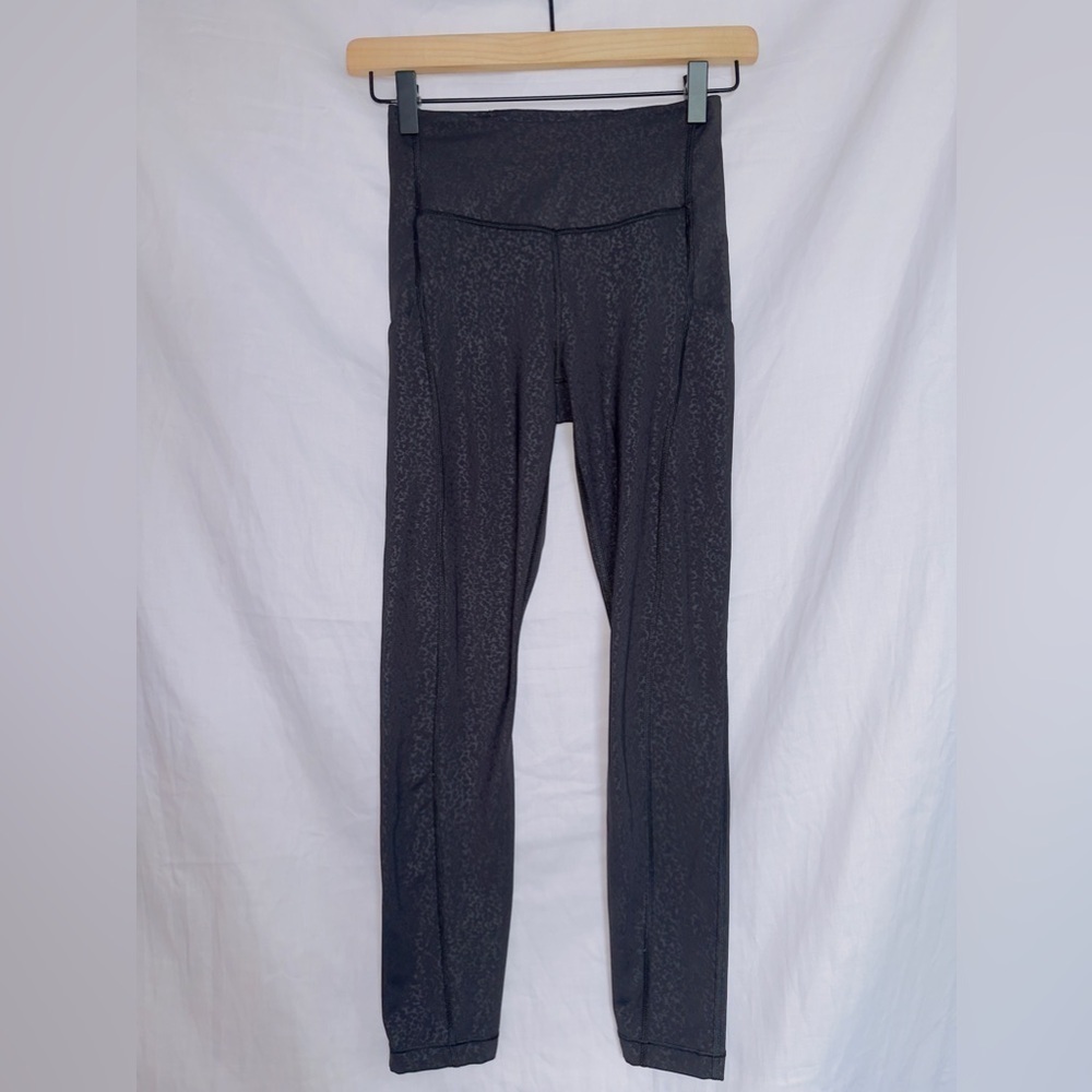 Athleta Black Ultimate Stash Pocket Embossed 7/8 Tight Leggings size XXS